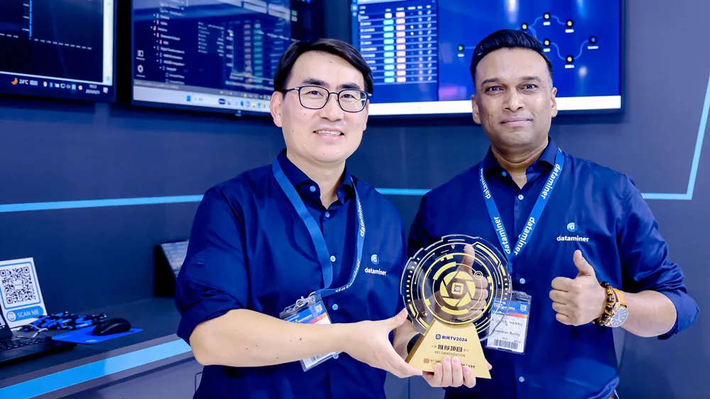 DataMiner experts Wayne Liu (left) and Naveen Murthy (right) pose with the award at the BIRTV Exhibition in Beijing