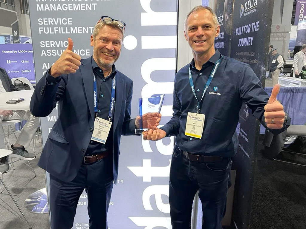 Steven Soenens and Kurt Marlein holding the WTA award.